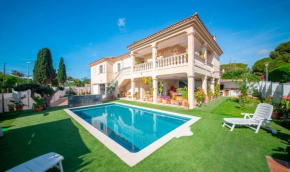 R153 - Espaciosa Villa con Piscina Privada en Coma